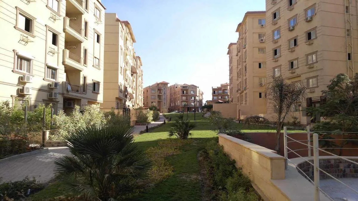 حديقة ومسار بين مباني فاميلي سيتي